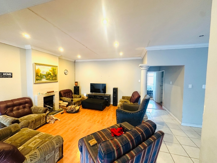 To Let 3 Bedroom Property for Rent in Loerie Park Western Cape